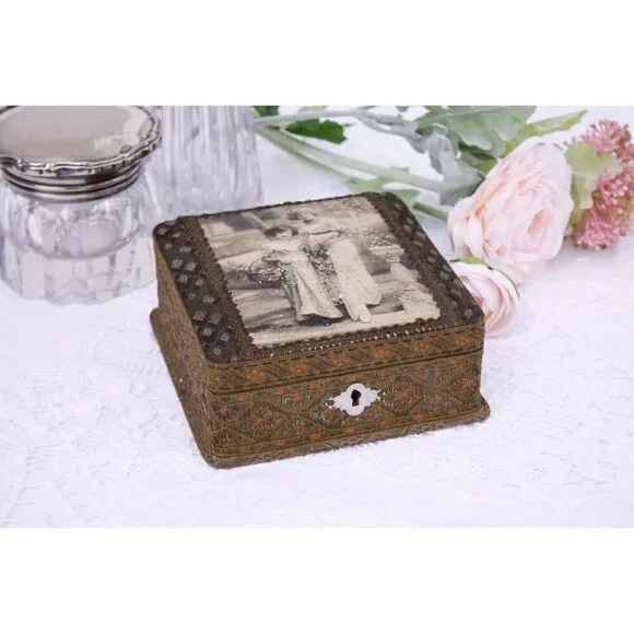 Vintage jewelry box 2 pretty flower girls, French brocade ribbon covered trinket - Picture 3 of 9